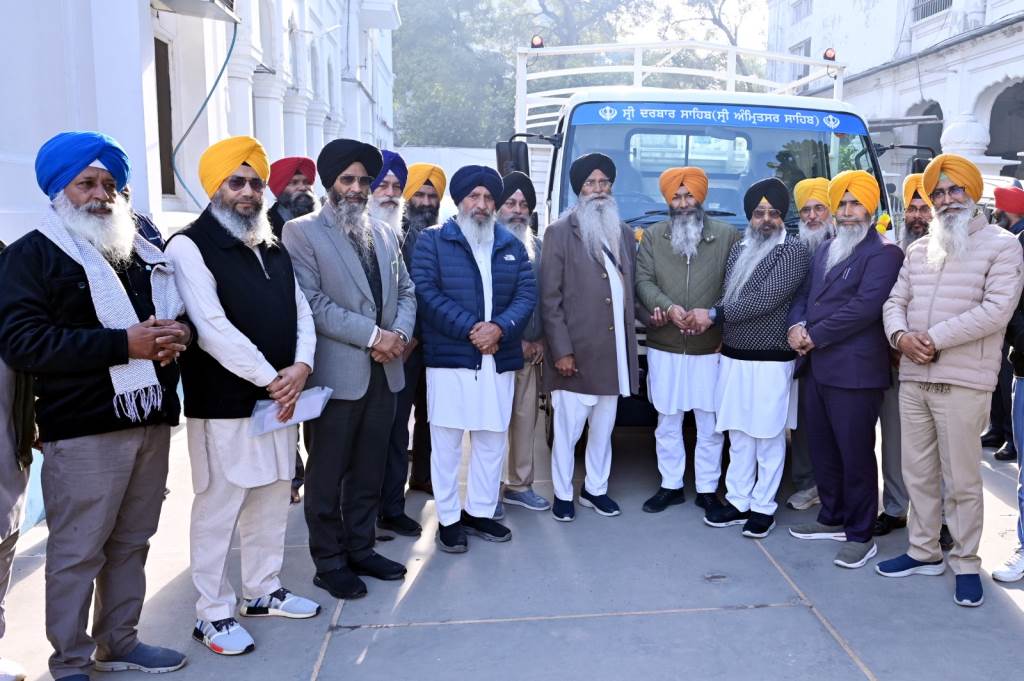 Sardar Balwant Singhs family presents Swaraj Mazda truck at Langar Sri Guru Ramdas Ji